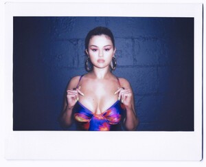 Selena-Gomez-Gorgeous-Boobs-13.jpg