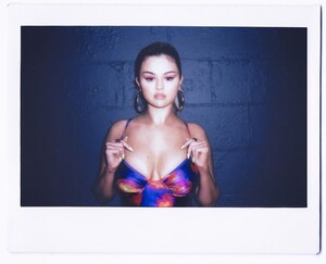Selena-Gomez-Gorgeous-Boobs-4.jpg