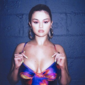 Selena-Gomez-Gorgeous-Boobs-5.jpg