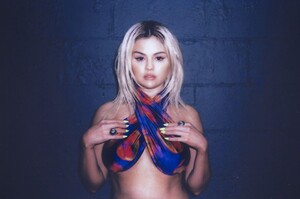 Selena-Gomez-Gorgeous-Boobs-9.jpg