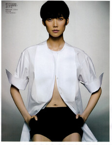 Vadukul_Vogue_China_February_2010_06.thumb.jpg.9a308493a54bd0fd8072834752af9aed.jpg