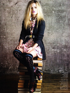 Vadukul_Vogue_China_July_2010_02.thumb.jpg.92829679daead17a36c1109ad348db5f.jpg