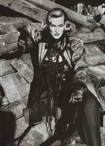 Vogue_UK_1992_10_11__sm.thumb.jpg.7f904a656199d4b113d4c3d061a222b4.jpg