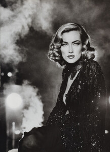 Vogue_UK_1992_10_5__sm.thumb.jpg.f26dbaf2cf88771c2983b9fc0b963dee.jpg