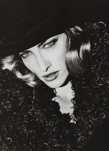 Vogue_UK_1992_10_8__sm.thumb.jpg.e20204b1a81ca1a75c1cba6c11422f5e.jpg