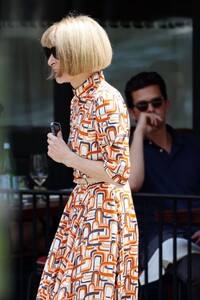 anna-wintour-leaving-sant-ambroeus-in-new-york-07-28-2021-3.jpg