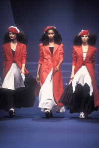 chantal-thomas-ss-1993-3.thumb.jpg.ab471974a1f677590b9a8bd8ef739cf3.jpg