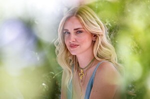chiara-ferragni-on-the-terrace-of-the-martinez-hotel-in-cannes-07-07-2021-0.jpg