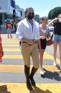 chrissy-teigen-street-style-los-angeles-07-20-2021-0.jpg