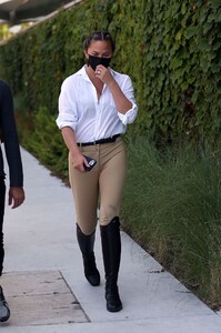 chrissy-teigen-street-style-los-angeles-07-20-2021-10.jpg