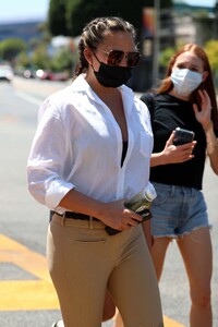 chrissy-teigen-street-style-los-angeles-07-20-2021-6.jpg