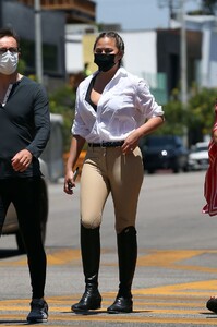 chrissy-teigen-street-style-los-angeles-07-20-2021-7.jpg