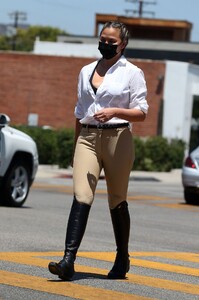 chrissy-teigen-street-style-los-angeles-07-20-2021-8.jpg