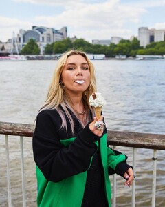 florence-pugh-july-2021-photoshoot-10.jpg