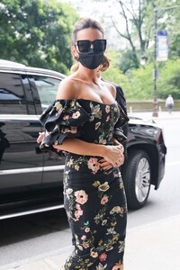 kate-beckinsale-in-a-floral-printed-dress-new-york-city-07-21-2021-0.jpg