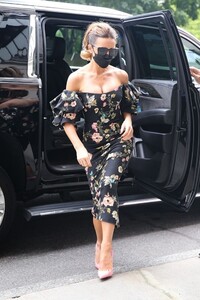 kate-beckinsale-in-a-floral-printed-dress-new-york-city-07-21-2021-1.jpg