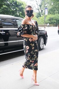 kate-beckinsale-in-a-floral-printed-dress-new-york-city-07-21-2021-11.jpg