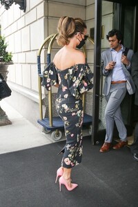 kate-beckinsale-in-a-floral-printed-dress-new-york-city-07-21-2021-3.jpg