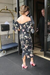 kate-beckinsale-in-a-floral-printed-dress-new-york-city-07-21-2021-4.jpg