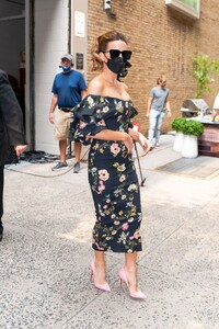 kate-beckinsale-in-a-floral-printed-dress-new-york-city-07-21-2021-6.jpg