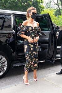kate-beckinsale-in-a-floral-printed-dress-new-york-city-07-21-2021-7.jpg