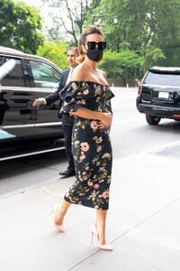 kate-beckinsale-in-a-floral-printed-dress-new-york-city-07-21-2021-8.jpg