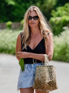 kate-moss-wears-a-denim-mini-skirt-06-01-2021-1.jpg