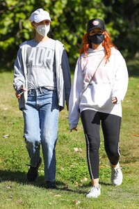 natalie-portman-and-isla-fisher-sydney-s-eastern-suburbs-07-19-2021-8.jpg