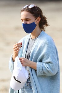 natalie-portman-out-at-parsley-bay-beach-in-sydney-07-08-2021-8.jpg