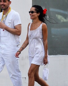 zoe-kravitz-out-in-new-york-07-27-2021-3.jpg