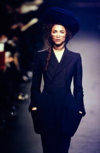 008-jean-paul-gaultier-spring-1998-couture-details-CN10051612-teresa-lourenco.jpg