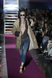 1003439565_Dsquared22003WomenRTW7.thumb.jpg.817898fad508df64fe437dcc02ac6f9c.jpg