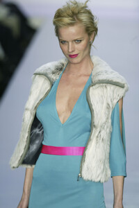 1010074803_MatthewWilliamson2003WomenRTW74.thumb.jpg.8c3ea9db2041d9cb73cf7425c83022e0.jpg