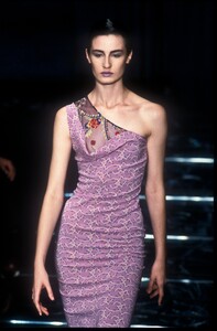 1021795098_Versace1998WomenRTW92.thumb.jpg.4e6ae4e94bd970f8b44a8f842f449126.jpg