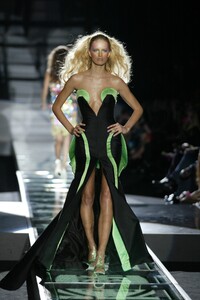 1034974317_GianniVersace2002HauteCouture83.thumb.jpg.8ec79ef4b096355d52679d804f3cb4fb.jpg