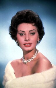 1035684240_SophiaLoren243567767444567740full-sophia-loren.thumb.jpg.12c51b715e7e8434dc330af9f5267884.jpg