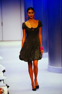1036623027_THIERRY-MUGLER-SPRING-2000(2).thumb.jpg.7080556bb9ee4c05f18b4a1ae24ea24e.jpg
