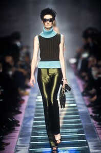 1051839726_Versace2000WomenRTW48.thumb.jpg.f21b20b8f2beb911d53e1679c2c04b98.jpg