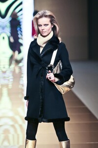 1054046116_Valentino2002WomenRTW25.thumb.jpg.bd82c7291df204e9ae4c20b074ae6827.jpg