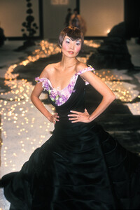 1055049689_Givenchy1998HauteCouture105.thumb.jpg.2f55a06ed55d03cd52a2a1aba53cb57f.jpg