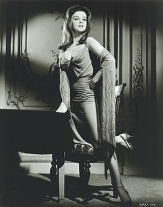 Ann Margret - on one knee.jpg