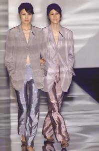 Giorgio+Armani+Spring+2001+bZWlPpAArCDx.jpg