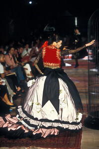 1131475568_Givenchy1997HauteCouture17.thumb.jpg.bd7d0b46605f107afb30924dda93c7de.jpg