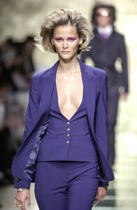 1137171483_Versace2001Menswear9.thumb.jpg.b759f93707725c86d043c6af26156eec.jpg