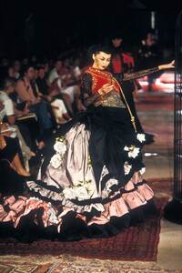 1138750291_Givenchy1997HauteCouture13.thumb.jpg.8da3d00ef26cc1159449be786fda747e.jpg