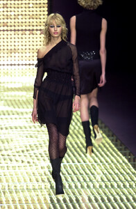 1152548757_VersusbyDonatella2001WomenRTW82.thumb.jpg.d6efd2e40daf64514428faa382fcb78f.jpg