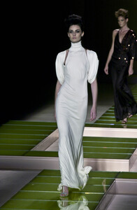 1160809423_Versace2001WomenRTW86.thumb.jpg.45feb413e75ea29c8b40387e57b38a08.jpg