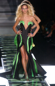 1174637659_GianniVersace2002HauteCouture40.thumb.jpg.e1b875966841c792ae28139c6508aee7.jpg