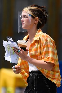        zoe100821BZNimage136.jpg