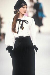 1199473218_YvesSaintLaurent1991WomenRTW68.thumb.jpg.6f07e774e934456647ebf3b21f08bdab.jpg